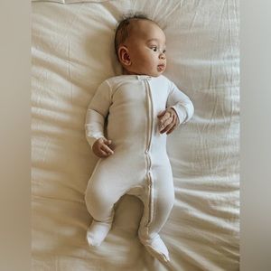 L’oved baby organic zipper footie in white